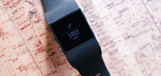 Fitbit Surge大升級：續(xù)航翻倍，新添跑步提醒